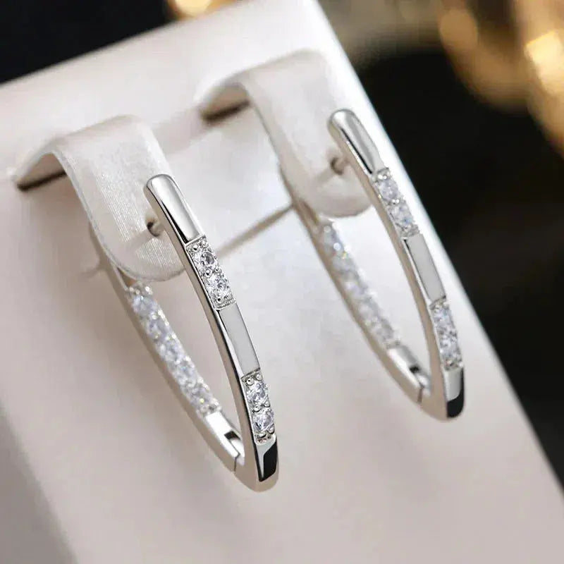 Boucles d'oreilles élégantes avec des pierres de zircon